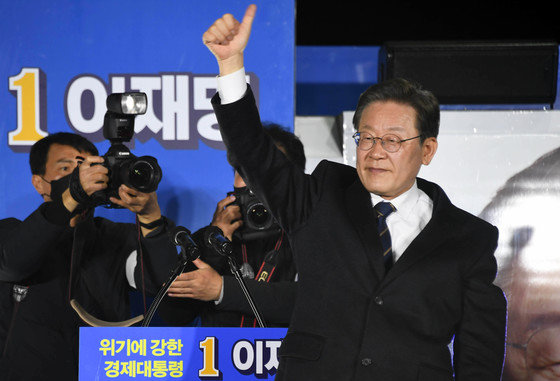 이재명 더불어민주당 대선 후보가 지난 4일 서울 강동구 강동아트센터 앞에서 “강동의 선택은 이재명입니다!” 유세를 열고 지지를 호소하고 있다. 국회사진취재단