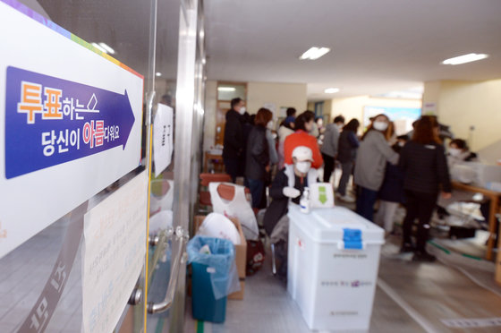 제20대 대통령선거 사전투표 이틀째인 5일 낮 광주 광산구 신가동 진만초등학교에 마련된 사전투표소에서 시민들이 투표에 참여하고 있다. 2022.3.5/뉴스1 © News1