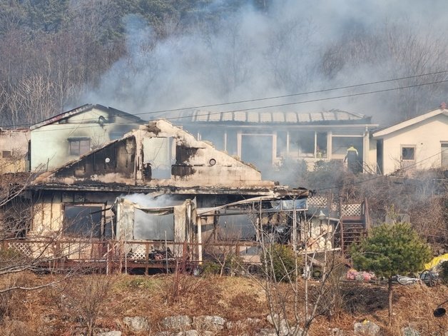 5일 강릉 옥계에서 산불한 산불이 인접한 동해 묵호지역으로 확산되고 있다. 사진은 동해 사문동의 한 주택이 불에 타고 있는 모습. 2022.3.5/뉴스1