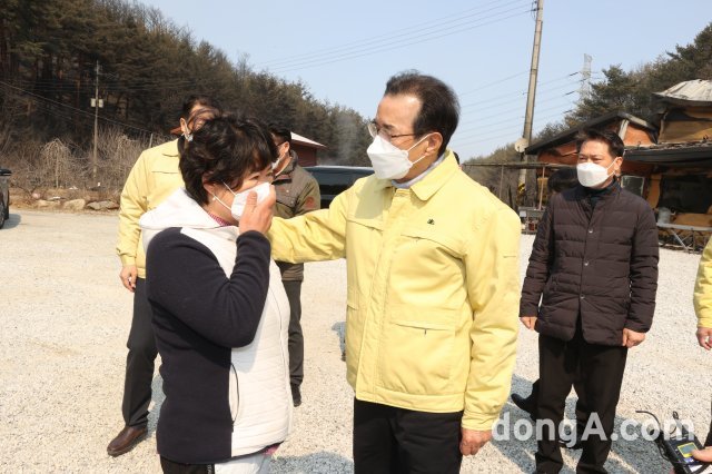 이성희 농협중앙회장(가운데)은 5일 산불피해를 입은 울진군 북면 소재 농가를 방문, 농업인을 위로하고 피해 방안을 강구했다. 농협 제공