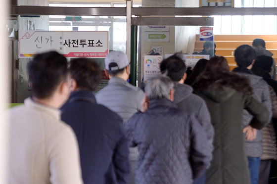 제20대 대통령선거 사전투표 이틀째인 5일 낮 광주 광산구 신가동 진만초등학교에 마련된 사전투표소에서 시민들이 투표에 참여하고 있다. 2022.3.5/뉴스1 © News1