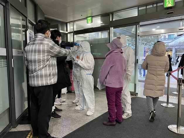 역삼1동 사전투표소에서 확진자들이 ‘부정투표’ 문제를 제기하며 항의하고 있다. 2022.03.05./뉴스1 © News1