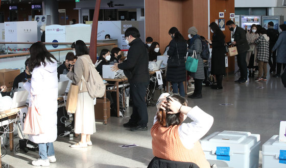 제20대 대통령선거 사전투표 이틀째인 5일 오전 서울역 대합실에 마련된 남영동 사전투표소에서 시민들이 투표를 하고 있다. 사전투표는 4일부터 이틀간 오전 6시부터 오후 6시까지 진행된다. 이 기간 유권자는 별도 신고 없이 가까운 사전투표소 어디서나 투표할 수 있다. 2022.3.5/뉴스1 © News1