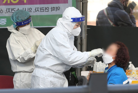 5일 오전 서울 중구 서울역광장에 마련된 코로나19 선별진료소를 찾은 시민들이 검사를 받고 있다. 2022.3.5/뉴스1 © News1