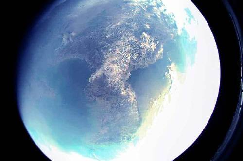 (평양 노동신문=뉴스1) = 북한이 지난 27일 ‘정찰위성 개발 관련 중요시험’을 단행, 정찰위성용 ‘촬영기’가 촬영했다면서 공개한 한반도 사진. [국내에서만 사용가능. 재배포 금지. DB 금지. For Use Only in the Republic of Korea. Redistribution Prohibited] rodongphoto@news1.kr