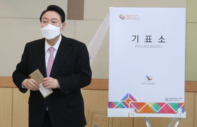 국민의힘 윤석열 대선 후보가 4일 부산 남구 대연동 부산남구청에 마련된 사전투표소를 찾아 투표하고 있다. 사진공동취재단