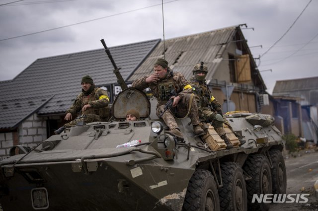 장갑차 타고 이동하는 우크라이나 군인들. 뉴시스