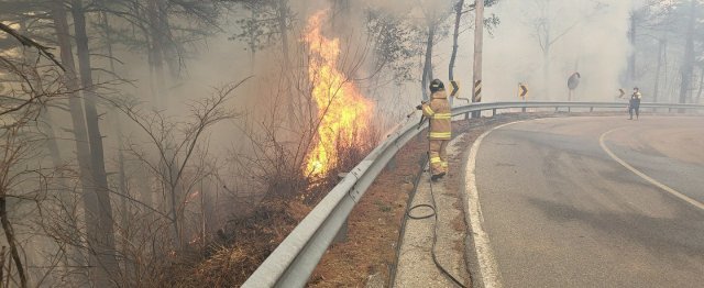 6일 오전 강원도 강릉 옥계 남양리에서 의용소방대원들이 산불 진화 작전을 펼치고 있다. (소방청 제공) 2022.3.6/뉴스1 ⓒNews1