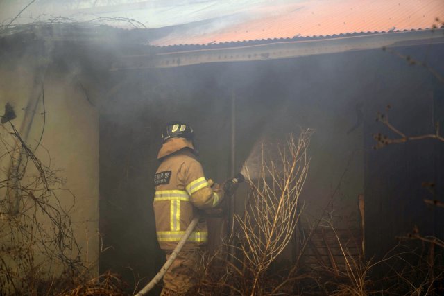 5일 경북 울진군에서 소방대원이 산불로 번진 민가화재를 진압하고 있다. (소방청 제공) 2022.3.5/뉴스1 ⓒNews1