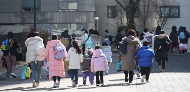 새학기 전면 등교 첫날인 2일 오후 서울 시내 초등학교에서 학생들이 학부모들과 하교하고 있다. 2022.03.02. [서울=뉴시스]