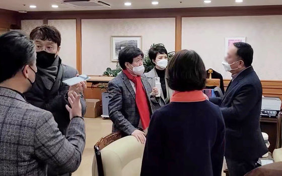 김은혜 국민의힘 선대본부 공보단장과 김웅, 유경준, 이영 의원이 5일 밤 경기 과천 선관위를 찾아 사전투표 혼란과 관련해 항의하고 있다. (국민의힘 제공) 2022.3.6/뉴스1