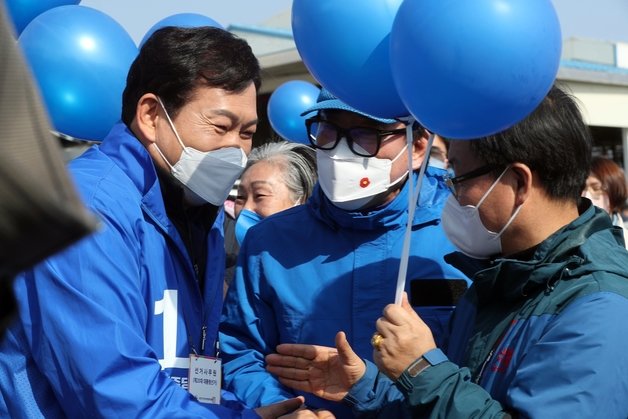 송영길 더불어민주당 대표가 제20대 대통령선거 사전투표 첫날인 4일 제주 서귀포 향토오일시장에서 이재명 대선 후보의 지지를 호소하고 있다.2022.3.4/뉴스1