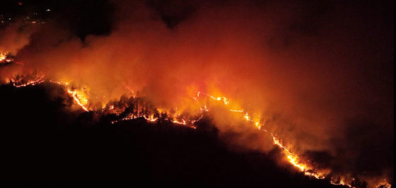 경북 울진과 동해안 일대에 대규모 산불이 발생한 6일 경북 울진군 일대에 불길이 치솟고 있다.(산림청 제공) 2022.3.6/뉴스1