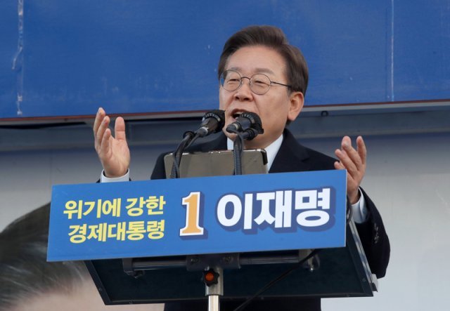 이재명 더불어민주당 대선 후보가 6일 오후 서울 은평구 응암역 인근에서 유세를 하며 지지를 호소하고 있다. 사진공동취재단