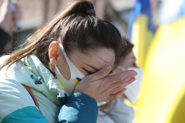 ‘러시아의 우크라이나 침공 중단 촉구’ 기자회견이 열린 6일 오전 서울 중구 주한러시아대사관 앞에서 재한 우크라인이 눈물을 흘리고 있다. 서울=뉴시스