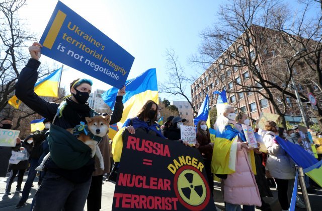 재한 우크라인들이 6일 오전 서울 중구 주한러시아대사관 앞에서 러시아의 우크라이나 침공 중단을 촉구하는 기자회견을 하고 있다. 서울=뉴시스