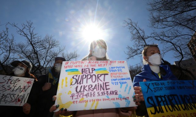 재한 우크라인들이 6일 오전 서울 중구 주한러시아대사관 앞에서 러시아의 우크라이나 침공 중단을 촉구하는 기자회견을 하고 있다. 서울=뉴시스