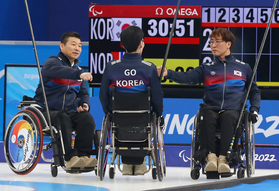 6일 오후 중국 베이징 국립아쿠아틱센터에서 열린 2022 베이징 동계패럴림픽 휠체어컬링 3차예선에서 대한민국 선수들이 노르웨이와 경기를 하고 있다. (대한장애인체육회 제공) 2022.3.6/뉴스1