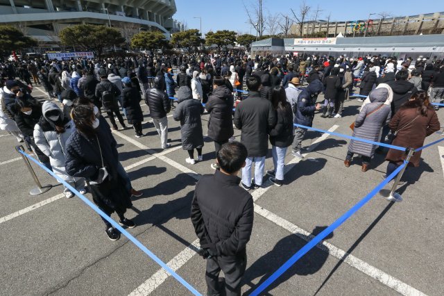 누적 확진 400만명 넘어… 붐비는 선별진료소 6일 서울 송파구 잠실종합운동장에 마련된 코로나19 임시 선별진료소에서 시민들이 검사를 받기 위해 줄을 서서 기다리고 있다. 확진자가 연일 급증하면서 국내 코로나19 누적 확진자는 5일 400만 명대로 올라섰다. 뉴스1