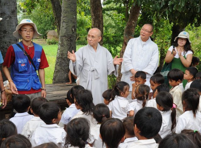 지구촌공생회가 후원하는 캄보디아 유치원을 방문한 월주 스님(왼쪽에서 두 번째)과 화평 스님. 지구촌공생회 제공
