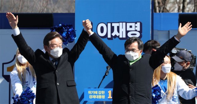 더불어민주당 이재명 대선 후보(왼쪽)가 6일 서울 도봉산 입구에서 열린 집중 유세에서 새로운물결 김동연 대표와 함께 지지자들에게 인사를 하고 있다. 김 대표는 최근 이 후보와 단일화하며 대선 후보직을 사퇴했다. 사진공동취재단