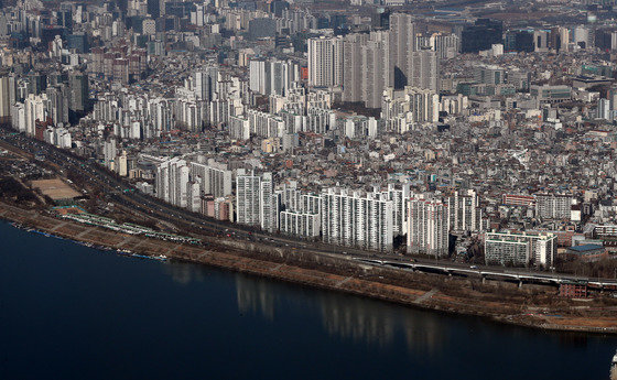 서울 송파구 롯데월드타워 서울스카이에서 바라본 한강변 아파트단지. 2022.3.3/뉴스1