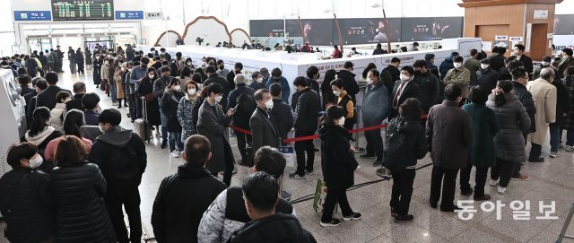 4일 오후 서울역에 마련된 남영동 투표소에서 제20대 대통령선거 사전투표를 하려는 시민들이 길게 줄 서 있다. 양회성 기자 yohan@donga.com