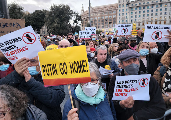 2일(현지시간) 스페인 바르셀로나 카탈루냐 광장에서 열린 반전 평화 시위에 참석한 시민들이 블라디미르 푸틴 러시아 대통령의 우크라이나 침공을 규탄하고 있다. 2022.3.3/뉴스1