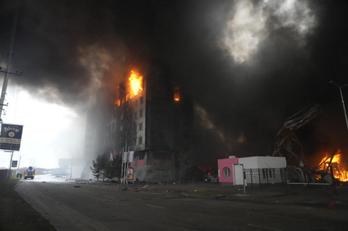 3일(현지시간) 우크라이나 수도 키이우의 건물이 러시아의 공습으로 불에 타고 있다.