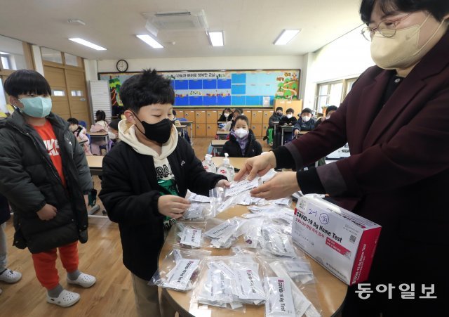 전국 초중고가 개학한 지난 2일 광주시 광산구 월곡초등학교에서 학생들에게 코로나19 자가검사키트를 배부하고 있다. 2022.03.02 광주=박영철기자 skyblue@donga.com