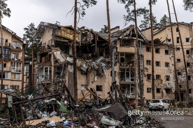 우크라이나 수도 키이우 북쪽 외곽 소도시 이르핀에서 러시아군의 침공으로 인해 파괴된 건물들. ⓒ(GettyImages)/코리아