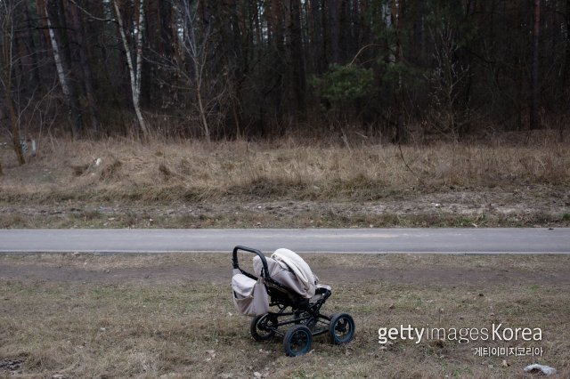 우크라이나 수도 키이우 북쪽 외곽 소도시 이르핀 길가에 버려져 있는 유모차. ⓒ(GettyImages)/코리아