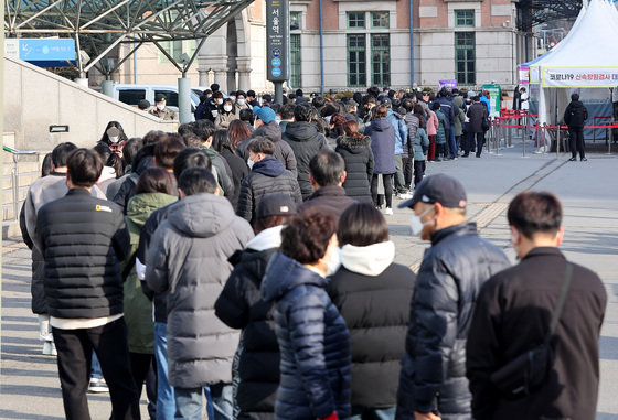 7일 오전 서울 중구 서울역광장에 마련된 선별진료소를 찾은 시민들이 신종 코로나 바이러스 감염증(코로나19) 검사를 받기 위해 줄을 서 있다. 뉴스1