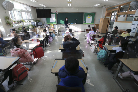 전국 초·중·고교의 새 학기가 시작된 2일 오전 서울태랑초등학교에서 학생들이 수업을 받고 있다. 2022.3.2/뉴스1