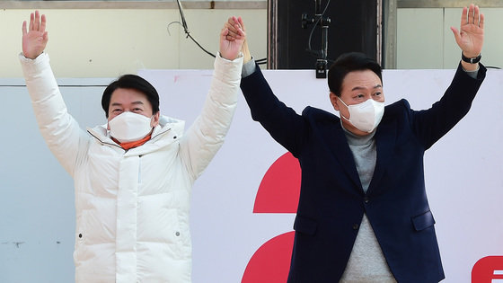 윤석열 국민의힘 대선 후보가 7일 경기도 스타필드하남 앞 광장에서 열린 유세에서 안철수 국민의당 대표와 함께 지지를 호소하고 있다. 2022.3.7/뉴스1