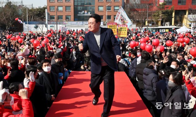 국민의힘 윤석열 대선 후보가 7일 오전 경기 구리시 구리역광장에서 유권자들에게 지지를 호소하며 어퍼컷 세레모니를 하고 있다. 구리=
원대연 기자 yeon72@donga.com