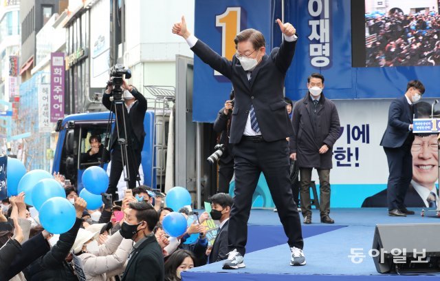 이재명 더불어민주당 대선후보가 7일 부산 창선삼거리에서 열린 ‘이재명 준비됐나! 준비됐다!’ 부산 집중 유세에서 유권자들의 지지를 호소하고 있다. 2022.03.07 부산=
박경모 기자 momo@donga.com