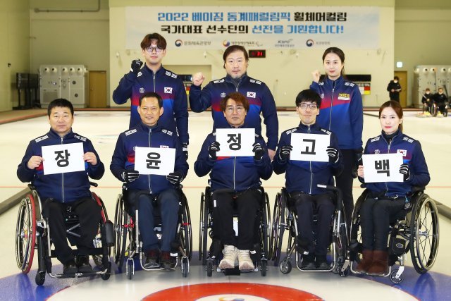 한국 휠체어 컬링 대표 ‘팀 장윤정고백’. 왼쪽부터 장재혁(51·서드) 윤인구(53·후보) 정성훈(44·세컨드) 고승남(37·스킵) 백혜진(39·리드). 대한장애인체육회 제공