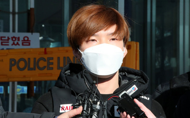 21일 오전 충남 천안 동남경찰서에서 이별을 통보한 여성을 살해한 혐의를 받고 있는 조현진이 검찰로 송치되고 있다. 조현진은 지난 12일 충남 천안에서 이별을 통보한 여성에게 흉기를 휘둘러 숨지게 한 혐의를 받고 있으며, 충남경찰청은 신상공개심의위원회를 열어 조현진의 신상 공개를 결정했다. 2022.1.21/뉴스1