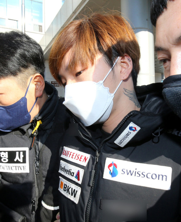 21일 오전 충남 천안 동남경찰서에서 이별을 통보한 여성을 살해한 혐의를 받고 있는 조현진이 검찰로 송치되고 있다. 조현진은 지난 12일 충남 천안에서 이별을 통보한 여성에게 흉기를 휘둘러 숨지게 한 혐의를 받고 있으며, 충남경찰청은 신상공개심의위원회를 열어 조현진의 신상 공개를 결정했다. 2022.1.21/뉴스1 © News1