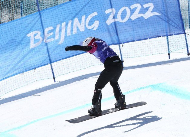 스노보드 이제혁이 2022 베이징 패럴림픽 스노보드 종목에서 경기를 펼치고 있다.(대한장애인체육회 제공) © 뉴스1