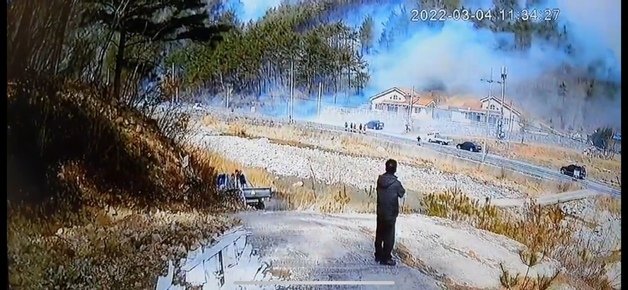 지난 4일 오전 11시17분쯤 산불이 최초로 발화한 울진읍 정림리 송이산 입구 CCTV영상 갈무리.(독자제공)© 뉴스1
