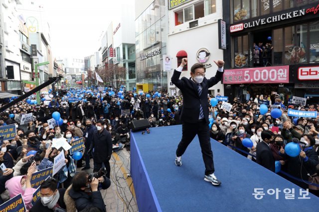 이재명 더불어민주당 대선 후보가 7일 오후 부산 중구 광복로에서 열린 ‘이재명 준비됐나! 준비됐다!’ 부산 집중유세에 참석해 지지를 호소하고 있다. 사진공동취재단