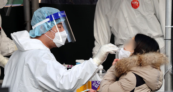 7일 오전 서울 중구 서울역광장에 마련된 선별진료소를 찾은 시민들이 신종 코로나 바이러스 감염증(코로나19) 검사를 받고 있다. /뉴스1
