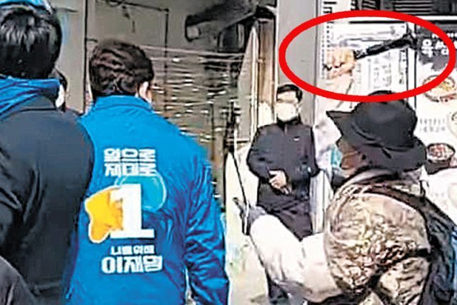 7일 더불어민주당의 서울 서대문구 신촌 유세 현장에서 70대 유튜버 표모 씨(오른쪽)가 송영길 대표(왼쪽)를 향해 둔기(점선 안)를 휘두르고 있다. 유튜브 노컷브이 캡처