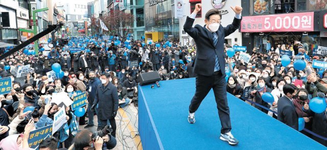 더불어민주당 이재명 대선 후보가 7일 오후 부산 중구 광복로 집중유세에서 엄지손가락을 세우고 지지를 호소하고 있다. 부산=사진공동취재단