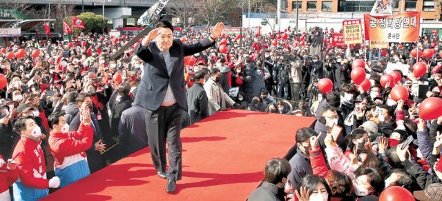 국민의힘 윤석열 대선 후보가 7일 오전 경기 구리시 구리역광장 유세에서 지지자들의 연호에 두 팔을 들어 화답하고 있다. 구리=사진공동취재단