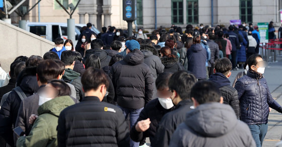 7일 오전 서울 중구 서울역광장에 마련된 선별진료소를 찾은 시민들이 검사를 받기 위해 줄을 서 있다. 2022.3.7/뉴스1 © News1