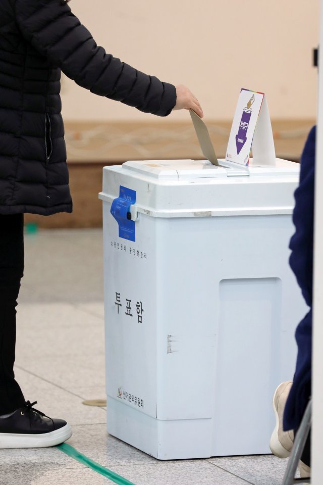 제20대 대통령선거 사전투표가 시작된 지난 4일 오전 한 시민이 투표함에 투표용지를 넣고 있다. ⓒ뉴스1