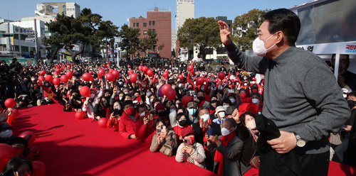 윤석열 국민의힘 대선 후보가 8일 제주시 동문시장 일대에서 열린 ‘제주와 함께 승리합니다’ 제주도 거점유세에서 지지자들에게 인사하고 있다. 사진공동취재단